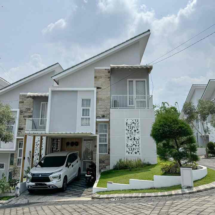 ✨Fasad rumah ini dirancang dengan gaya minimalis modern yang menonjolkan kesederhanaan, elegansi, dan keseimbangan dengan alam.✨

Wall panel dekoratif pada bagian depan menjadi daya tarik utama, memberikan sentuhan artistik sekaligus mempercantik tampilan rumah. Di sekelilingnya, tanaman bonsai dan taman minimalis ditata rapi untuk memberikan nuansa hijau yang segar dan menyeimbangkan elemen desain modern.

Untuk pencahayaan malam hari, rumah ini dilengkapi lampu sorot yang diletakkan strategis, membuat detail arsitektur tetap terlihat meski di malam hari. Atap menggunakan desain miring dengan material tahan cuaca, dilengkapi dengan plafond gypsum di bagian dalam yang memberikan kesan rapi dan bersih.

Keseluruhan desain fasad ini menggambarkan perpaduan antara estetika, fungsionalitas, dan kenyamanan, menciptakan rumah yang indah dan ramah lingkungan. 🌿✨


#LampuSorot #WallPanel #TanamanBonsai #PlafondGypsum
#InspirasiFasad #StyleFasad #FasadMinimalisModern