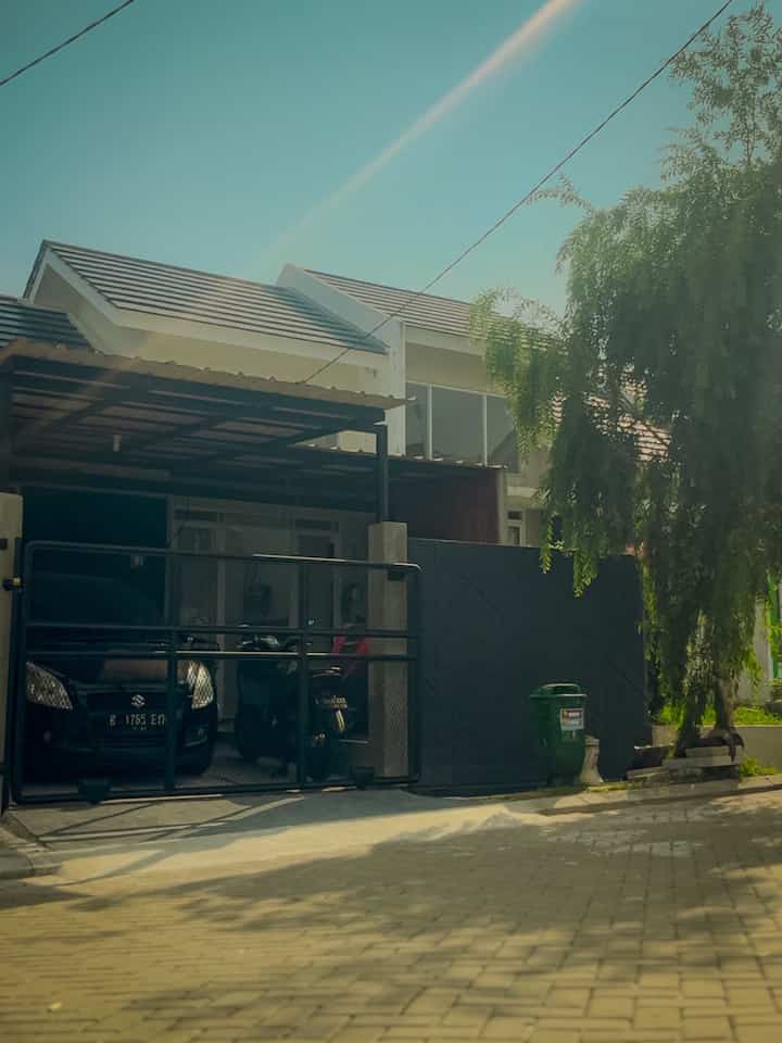 Fasad rumah kami yang berlokasi dalam sebuah cluster mengusung konsep industrial dengan palete warna hitam abu dan bata. Design pagar dengan besi lengkung bewarna hitam dikombinasikan dengan tembok dengan finishing kamprot dengan aksen tali air yang juga dicat dengan warna hitam.

#pagarrumah #pagarexpanda #pagarpipagalvanis #kanopialderon #warnacatpagar #InspirasiFasas #StyleFasad