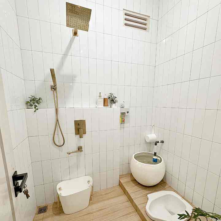 Kamar mandi yang serba putih
Saya mau share sedikit dalam memilih keramik untuk kamar mandi
Nah untuk dinding kamar mandi saya pakai keramik bevel uku 10x20cm
Kami lembih memilih di pasang memanjang agar terkesan luas.
Kami juga menghindari beberap gantungan agar kamar mandi tidak terlihat penuh
Jadi kami membuat tempat untuk sabun dari keramik seperti di gambar ini
Dan untuk pemilihan lantai kami menggunakan lantai kayu agar senada dengan tone dapur kami.
Untuk temen2 yang mau membuat kamar mandi sebaiknya pilih lantai kamar mandi yg  ada teksturnya sehingga tidak licin
Semoga bermanfaat dan menginspirasi ya 🫶🏻🤍🤍


#PintuKamarMandi 
#CatKamarMandi
#DindingKamarMandi 
#KeramikDinding
#KamarMandiMinimalis
#KamarMandiJapandi
#InspirasiKamarMandi
