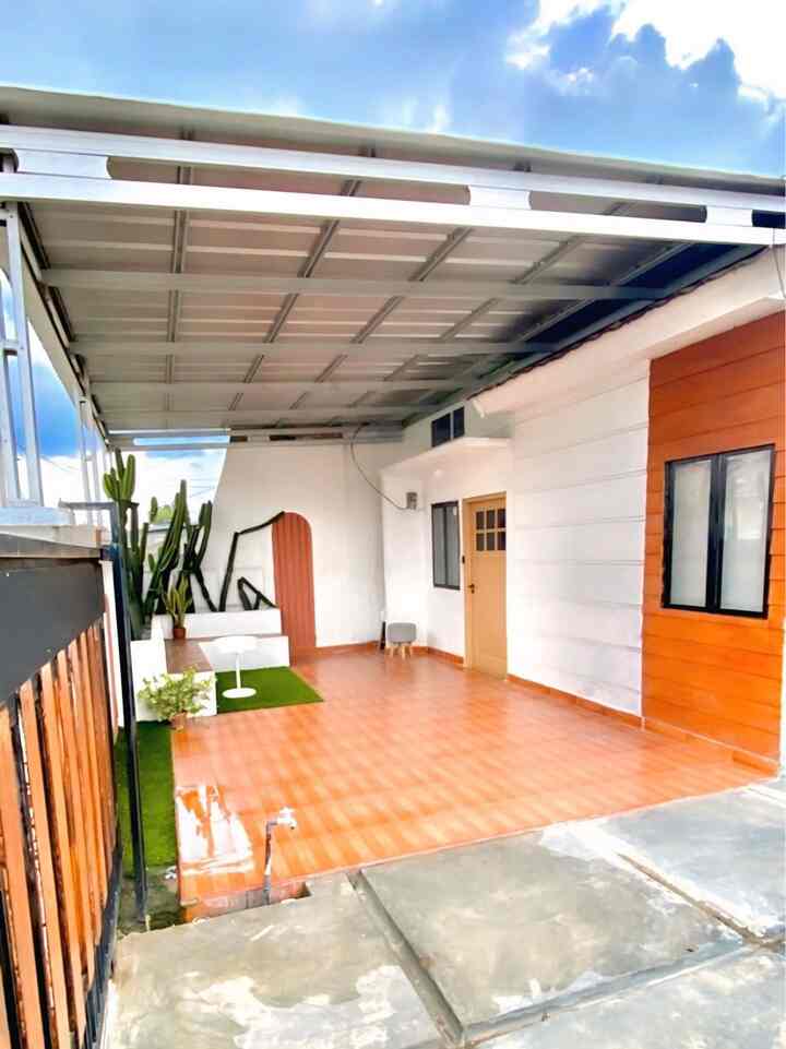 Rumah ku ini posisi serong, dari arah jalan besar, Konsep rumahku ini mengusung gaya minimalis, dengan desain yang sederhana . Dinding-dindingnya dicat dengan warna netral seperti putih , yang aku padankan dengan warna teracota.

Fasad rumah ini masih bawaan developer,kita tambahi lisplang grc di bagian dindingnya untuk menambah nilai estetika.

#pagarrumahminimalis  #lisplank #catdinding #stylefasad #inspirasifasad #kursiteras #rumputsintetis #kaktus #grc 

