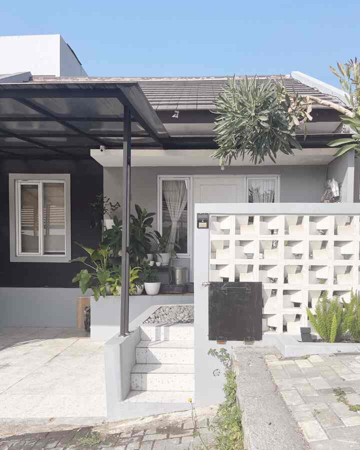 ✨Fasad tanpa pagar
Fasad kami masih asli bawaan developer. Karena tidak diperbolehkan untuk membangun pagar di depan rumah,akhirnya kami membangun dinding roster di taman depan agar memberikan sedikit privasi. 

#InspirasiFasad #StyleFasad #FasadMinimalis #PagarRumah #PagarRoster #keramikteras #lamputaman #solarlamp #pavingblock 