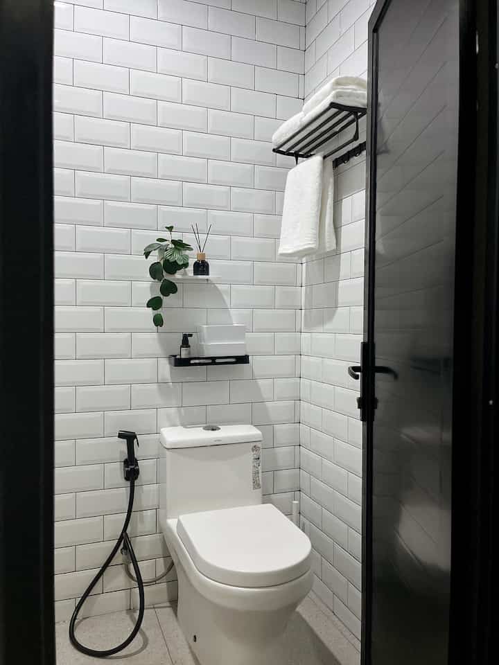 Kamar mandi ini ukurannya hanya 1,3 x 1,8 meter. Kecil yaaa hehehe. Tapi alhamdulillah sejauh ini cukup dan ternyata bisa pasang wastafel kecil hehe.

Desain kamar mandi ini simple minimalis dengan warna monokrom. Keramik dinding menggunakan subway bevel karena waktu kami bangun rumah, keramik ini lagi in. Kami juga merasa keramik ini timeless. Sedangkan untuk lantai kami pilih granite terrazo abu supaya lebih mudah dibersihkan. 

Keramik dinding kami pasang full sampai plafon untuk menghindari munculnya jamur karena kami sadar area kamar mandi sangat lembab. 

Semoga informasinya bermanfaat 🫶🏽. 
#KeramikKamarMandi #KeramikDinding #KeramikLantai #KeramikLantai #PintuHitam #PintuAluminium #KlosetDuduk #JetWasher #RakKamarMandi #RakHanduk #KamarMandiMinimalis #KamarMandiMonokrom #InspirasiKamarMandi 