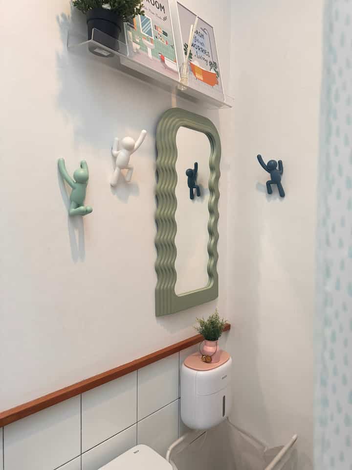 Kamar mandi adalah ruangan yang sering kali tidak diprioritaskan tingkat kenyamanan dan estetikanya karena merupakan ruang service.
Agar tetap nyaman dipakai beraktivitas dan sedap dipandang mata, kami menambahkan aksesoris-aksesoris fungsional seperti cermin wavy, gantungan baju berbentuk figur manusia, dan ambalan berisi dekorasi gambar dengan perpaduan warna yang cerah untuk menambah nilai estetika.✨

#KamarMandiMinimalis #InspirasiKamarMandi #TiraiShower #TissueBox #CerminWavy #BathroomIdeas #BathroomInspo