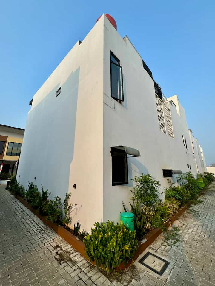 Salah satu keuntungan punya rumah di hook yaitu bisa foto fasad tampak depan, samping, dan belakang. Kalau slide pertama adalah foto tampak belakang rumah kami. Dinding samping dan belakang rumah kami dilapisi cat exterior dan juga waterproof agar cat awet.

#CatExterior #RumahMinimalis #InspirasiFasad #StyleFasad 