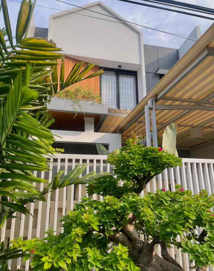 Ini adalah fasad @diemdibumi yg bertema scandinavian. Untuk kanopi, kami menggunakan bahan upvc dengan double layer di merk dr shield. 

Untuk penggunaan 
, pagar diemdibumi menggunakan style minimalis dengan mengkombinasikan pagar besi berbahan galvanis dan juga roaster. Pagar ini memiliki model bukaan geser. Semoga menginspirasi yaahhh  #PagarMinimalis  #PagarGalvanis #PagarBesi  #PagarRoaster #PagarPVC #PagarMetal
 #InspirasiPagar #PagarStyle
#pagarrumah  #WPC #PagarRumahMinimalis #FasadScandinavian #InspirasiFasad #StyleFasad