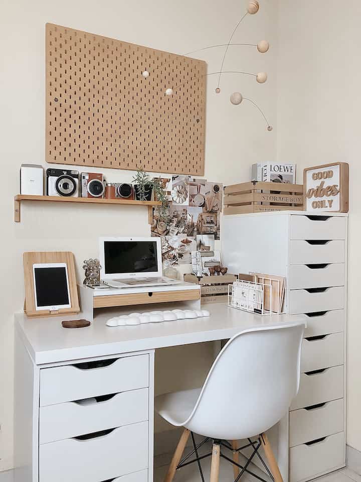 Ruang Kerja ini adalah tempat paling favorite dirumah ini, karena vibes nya sesuai dengan tone kesukaan kami ❤️

#RuangKerja #MejaKerja #KursiKerja #MejaIkea #LaciIkea #PapanIkea #PrintilanAesthetic #InspirasiRuangKerja #RuangKerjaAesthetic #HomeOffice #RuangKerjaScandinavian #Japandi #Scandinavian 