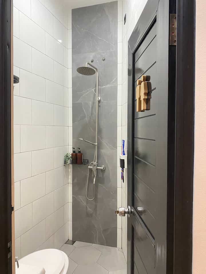 Kamar mandi minimalis dengan luas miring hanya 1,8m x 2m. Agar terlihat luas dan bersih dengan memakan keramik dinding warna terang(putih) sampai plafon dan minim dekorasi.

#keramikkamarmandi #pintukamarmandi #dindingkamarmandi #logosigntoilet #tanamanartificial #botolsabun #kamarmandiminimalis #Inspirasikamarmandi

