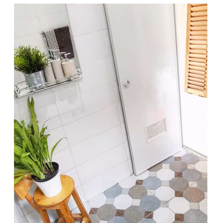 Kamar mandi ini cukup simple, dengan point utama ada pada bagian lantai. Untuk meredam motifnya yg cukup atraktif, pada dinding kamar mandi menggunakan keramik yang cenderung polos dengan tekstur minimalis.

#keramikkamarmandi #bungartificial #kacakamarmandi #kloset #dindingkamarmandi #kamarmandiminimais #inspirasikamarmandi