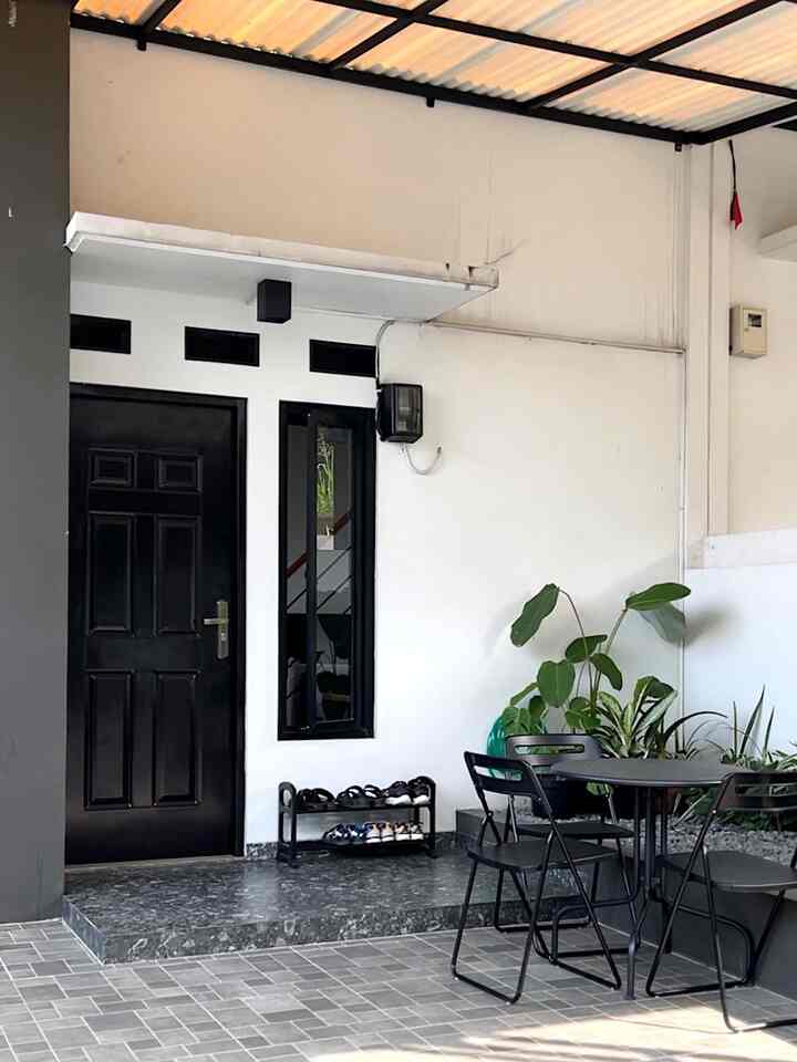 Halo dari teras minimalis dengan sedikit sentuhan tropical dari tanaman hijau di #rumahmaknaa

Di teras #rumahmkana, ada taman kering kecil. Kami memilih menggunakan taman kering karena lebih low maintenance. 

Semoga bermanfaat 🤍
#PintuBaja #LantaiCarport #CatRumah #CatEksterior #KursiTeras  #LampuOutdoor #JendelaMinimalis #InspirasiTeras #InpirasiTerasMinimalis #TamanKering #StyleTeras #InpirasiTerasRumah 