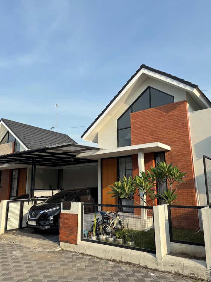 Fasad rumah kami ini bergaya Industrial, gaya ini sangat cocok untuk rumah yg minimalis seperti rumah ini..
saya memilih gaya ini karena saya suka dengan style nya yg maskulin, tegas, dengan warna yang netral cenderung earth tone. itu membuatnya jadi timeless..

material yg saya pakai untuk menciptakan fasad dengan gaya industrial ini adalah:
• dinding dengan aksen batu baga tempel
• pagar & kanopi yg berwarna hitam dari besi hollow & wire mesh
• cat tembok eksterior yg berwarna putih kekuningan
• lantai carport yg berwarna abu-abu
• big window bagian atas fasad

#PagarRumah #PagarRumahMinimalis #WarnaCatPagar #CatRumah #InspirasiFasad
#StyleFasad