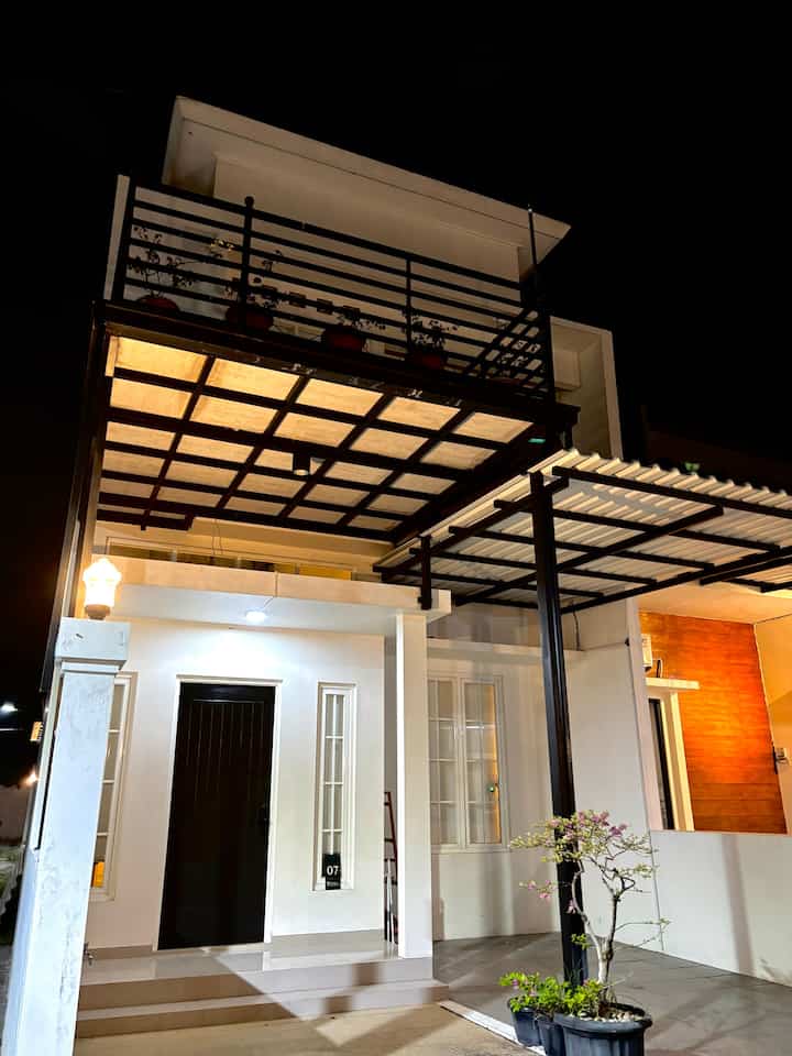 Fasad Minimalis Damaruma di malam hari 🫶🏻

#FasadMinimalis #FasadBalkon #BalkonKalsiFloor #InspirasiFasad #StyleFasad #BalkonOutdoor