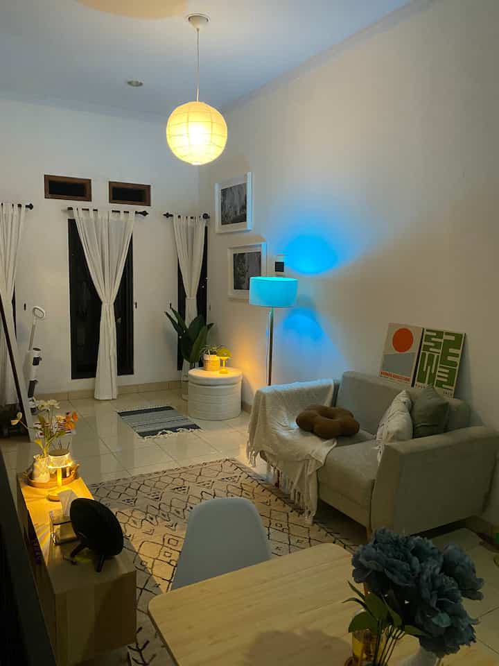 Living room at night 🛋️🌙

Aku punya tips untuk bermain lampu tanpa harus membeli banyak lampu kecil 😉 coba deh pakao lampu RGB u will be surprise for the result! 💕

Just try it on 🫶🏻

#lampuruangtanu #bantalbunga #standingmirror #catruangtamuminimalis #lampurgb #throwblamket #sofaminimalis #raktv #lampugantung #lampion #ruangtamujapandi #inspirasiruangtamu