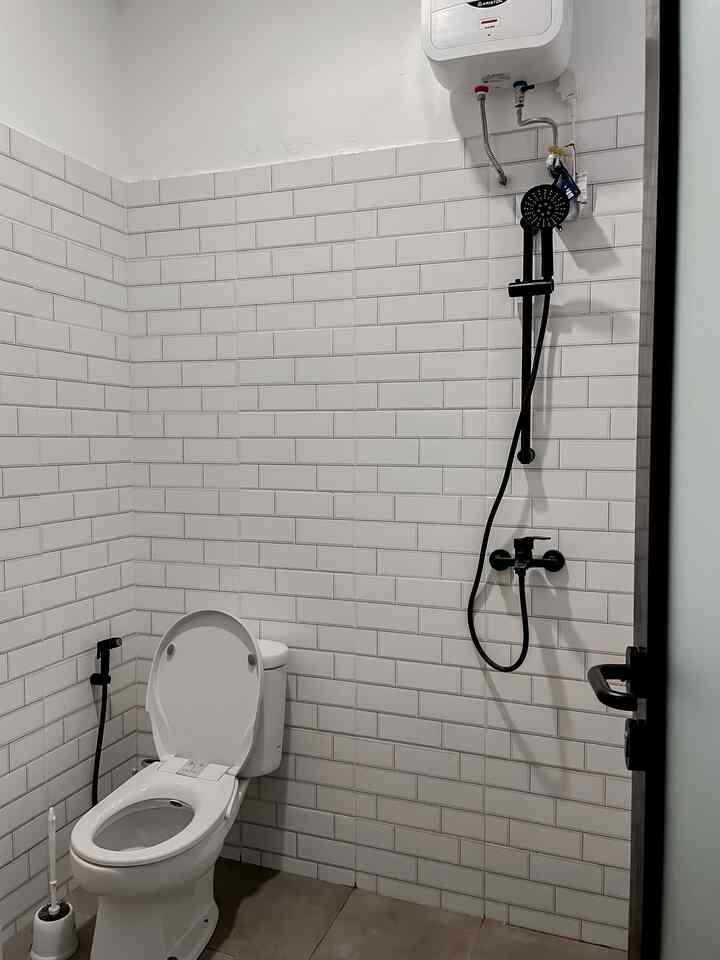 Ini adalah 2 #bathroom di rumah kami. 
Untuk kamar mandi bawah kami menggukanan keramik putih Sedangkan kamar mandi atas, kami menggunakan granite motif terrazo. Tentunya dengan warna shower dan sink hitam 

#MaterialKamarMandi  #KamarMandi #InspirasiKamarMandi #terazzo #KeramikKamarMandi #DindingKamarMandi #KamarMandiMinimalis 