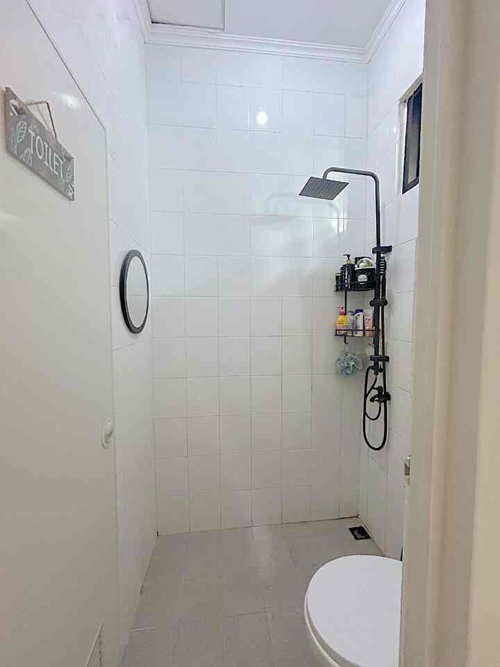 Haiii tetangga online 🏡🤗

Kamar mandi #dirumahurgent ini sangat mungil berukuran 1,5x1,5m dan masih kamar mandi asli bawaan dari developer 🚽🤗

Semua material seperti dinding keramik, lantai, dan wc masih bawaan developer.
Kami hanya menambahkan asesoris seperti rak sudut untuk menaruh perbotol sabunan dan lainnya. Pershoweran, kapstok, floordrain, rak sudut dan kaca kami sengaja memilih warna hitam karena biar manis dipadukan dengan tembok keramik warna putih dan lantai keramik kasar warna grey🤗

Semoga punya rejeki untuk renov kamar mandi ini agar semakim betah dikamar mandi 😅🚽💞

#KeramikKamarMandi
#WarnaKamarMandi
#DindingKamarMandi
#KeramikDinding
#KeramikLantai
#KamarMandiMinimalis
#KamarMandiMungil
#InspirasiKamarMandi
#JendelaKamarMandi
#JendelaAlumunium