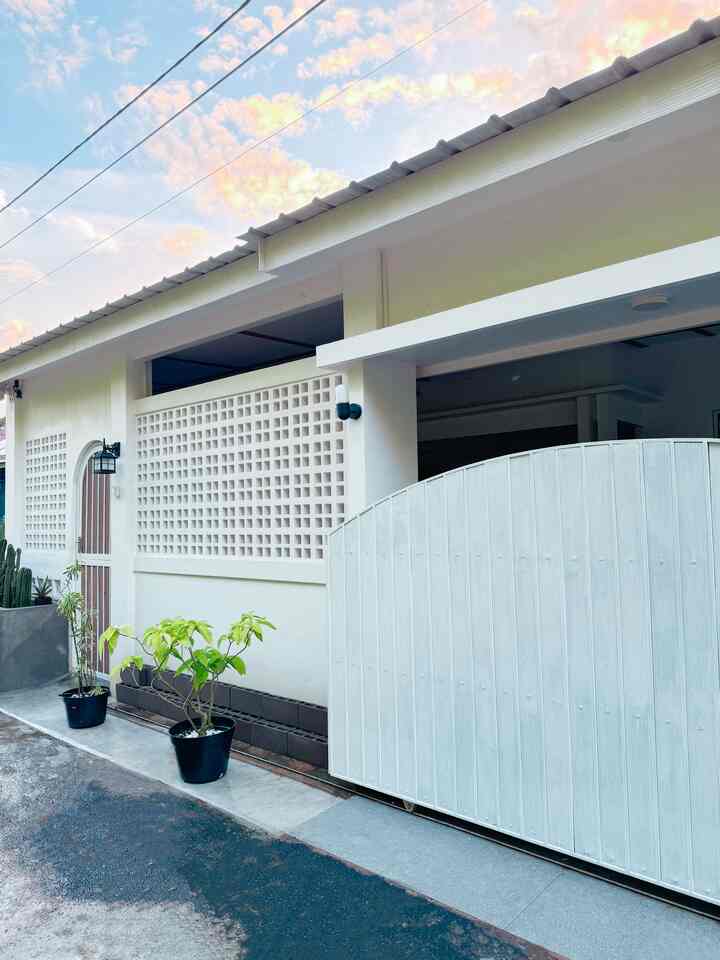 Baru 2 pekan lalu mba rimara ngide buat ngecat ulang pagar & semuanya dikasih warna putih. 
Rasanya setelah selesai icon rumah.rimara seperti hilang 😅
Karena fasadnya menyatu dengan ciri khas pagar lengkung berwarna putih dengan akses papan woodplank yg berwarna coklat.

Next time mungkin bakal dicat ulang kembali seperti semula. 

Menurut kalian gimana? Cocok gak warna putih semua?

#PagarRumah #PagarRumahMinimalis #WarnaCatPagar #CatRumah #InspirasiFasad #StyleFasad