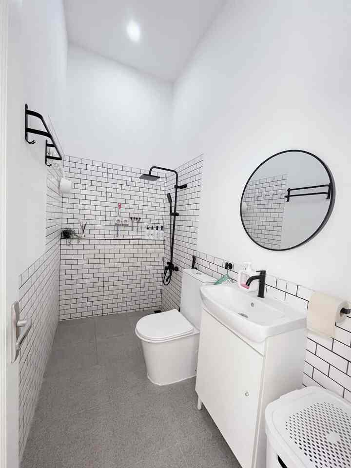 Aesthetic Bathroom

Karna dari awal pengen kamar mandi di rumapertama tonenya white dan black.. jadi untuk pemilihan material yang akan dipakai warnanya juga white dan black agar tetap sesuai tema…

Kamar mandi ini berukuran 2,75x1,5m dan material yang digunakan seperti shower, set kabinet wastafel, kloset, jet shower, rak handuk, wadah alat mandi, dan tempat tisu..

#KeramikKamarMandi #CatKamarMandi #shower #wastafel #kabinetwastafel #kamarmandimonokrom #kamarmandiminimalis #Inspirasikamarmandi

