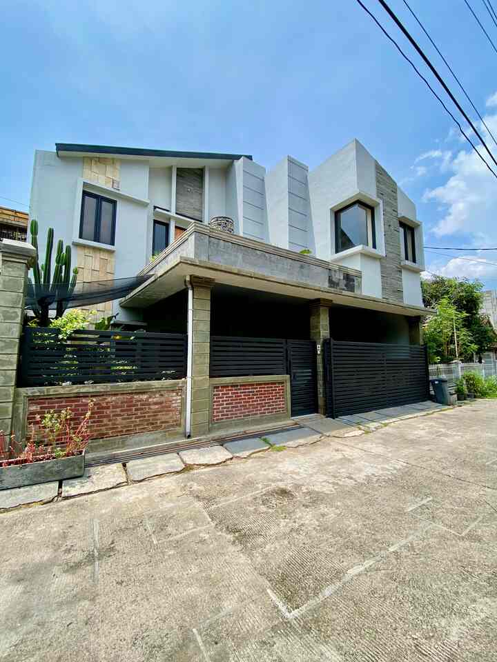 Fasad "Deandra Home" est 2019.
Nama rumah yang kami sematkan, merupakan singkatan dari nama aku & suami sebagai penghuni rumah ini.

Fasad dengan Tema Minimalist Modern dipilih untuk rumah yang kami bangun diatas Lahan berukuran 161m2 dengan Luas Bangunan sekitar 300m2

Dengan lahan yang terbatas, pemilihan konsep Fasad yang Minimalist, mulai dari penggunaan Cat Exterior warna grey (netral tone) dan dikombinasi dengan Batu Alam, bertujuan untuk memberikan kesan Natural.

Slide 1 : Fasad Keseluruhan
Slide 2 : Fasad Bagian Kanan
Slide 3 : Fasad Bagian Kiri
Slide 4 : Zoom Fasad Bagian Kiri.

Semoga Bermanfaat 🤍
#FasadMinimalist #PagarRumah #CatRumah #InspirasiFasad #StyleFasad 