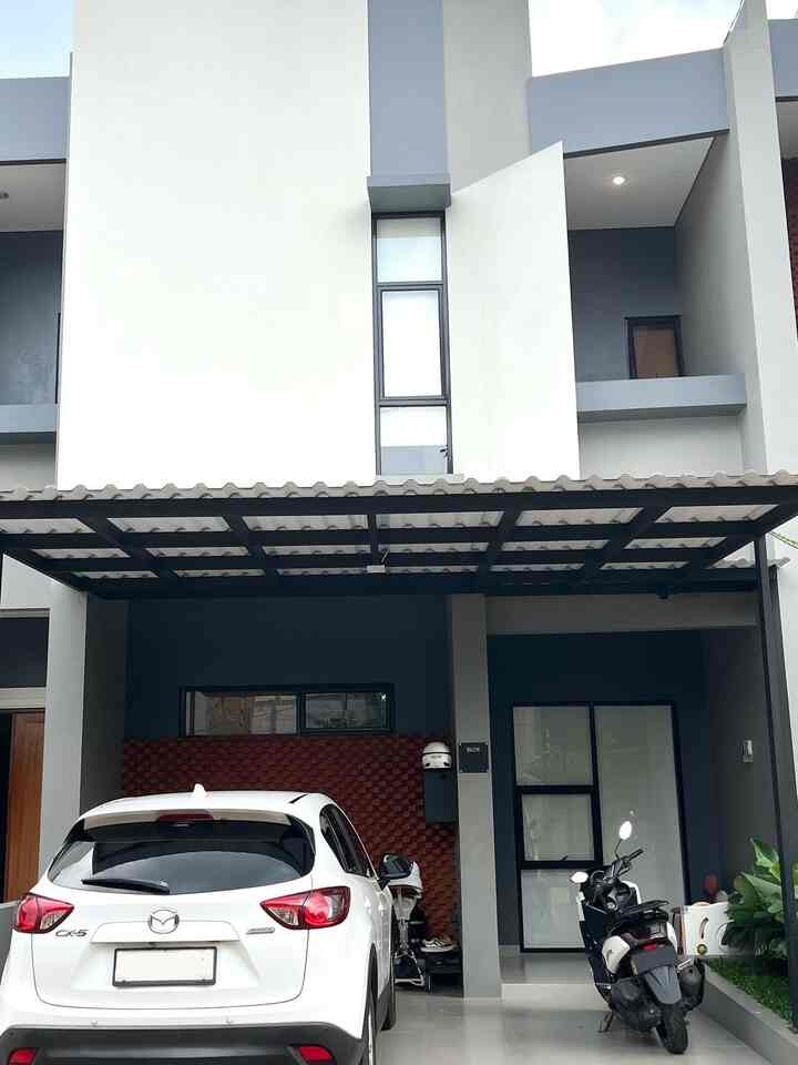 Fasad rumah kami ini bawaan developer, mengusung tema modern industrial. Dengan lebar 6 meter dan panjang 11 meter.

Setiap sudutnya dibuat siku dan tajam, dengan cat exteriornya dominan abu gelap, abu muda dan putin gading. 

#FasadRumah #JendelaAlumunium #BataExpose #AtapKanopi #InsipirasiFasad #StyleFasad