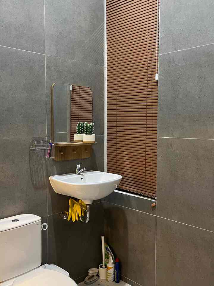 Kamar mandi ini adalah kamar mandi utama di rumah kami. Ukurannya 2 meter kali 1.5 meter. 

Mungil tapi cukup untuk aktivitas mandi yang sebentar. 

Kita juga pakai aksen Venetelian Blend agar lebih homey dan Kaca dengan model kayu agar terlihat tetap aesthetic. 

#KacaKamarMandi #VenetelianBlind #GranitKamarMandi #ClosetDuduk #Westafel #InspirasiKamarMandi #KamarMandiIndustrial