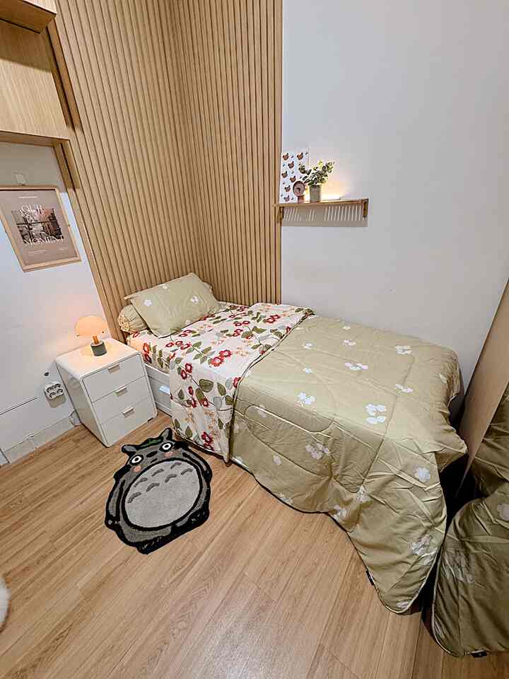 Kamar nyaman is a must. Biar abis kerja bisa nyenyak dan optimal istirahatnya. Di ruangan ini pakai dipan single yang bisa ditarik jadi dipan queen ukuran 160cm. Jadi ruangan ga terasa sempit deh


#kamarminimalis #kamardeveloper #vinyl #wallpanel #kamaranak #kamarkerja #kamarkos