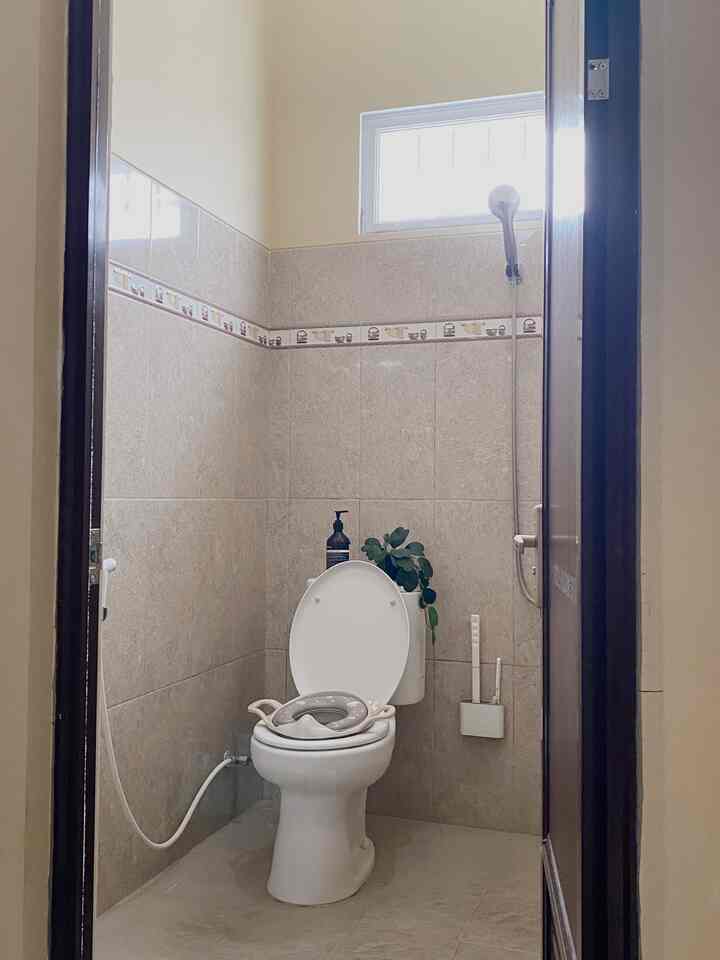 Kamar mandi sederhana yang belum terlalu banyak dekorasi. Meski demikian aku tetap memilih dinding dengan warna krem agar senada dengan tema rumah
#keramikkamarmandi
#keramikdinding
#kamarmandijapandi
#inspirasikamarmandi