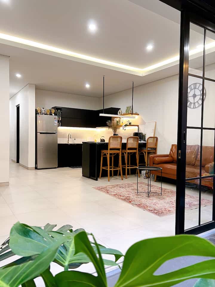 -open space-

Hallo sahabat Ohouse!

Rumah_veyla ini lebarnya cuma 6 meter, biar berasa luas akhirnya kamu memutuskan buat renovasi rumah dengan konsep open space,,

Ruang tamu sekaligus ruang keluarga bergabung dengan dapur, pakai pintu lipat yg menyambung ke taman belakang,,

Jadi kalau ada tamu pintu lipat dibuka supaya berasa luas,,

Semoga bisa menginspirasi,,

#karpet #mejahitam #lampugantung #kursirotan #lantaigranit #catputih #kitchenset #RumahOpenSpace #RumahTanpaSekat