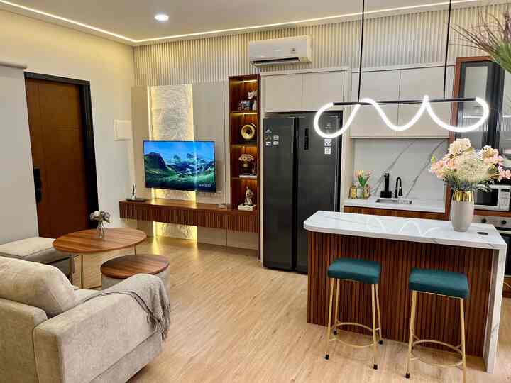 Ciri khas rumah modern yang banyak dijumpai adalah open space ruangan tanpa sekat, tujuannya agar ruangan tampak lebih luas di lahan terbatas, ruang utama kami terdiri dari ruang tamu sekaligus ruang tv dan bersebelahan dengan dapur bersih. Terdapat sliding door kaca antara ruang utama dan ruang makan. #openspace #rumahopenspace #rumahtanpasekat #kitchenset #paneldinding #cattembok