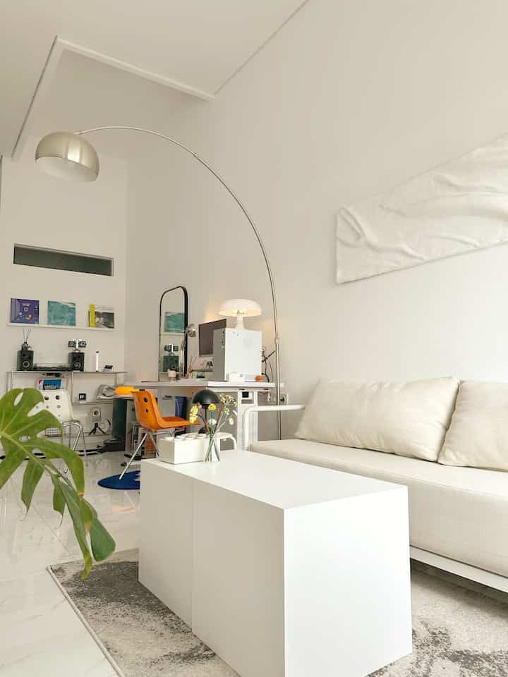 Gloomy Open Space 🌥️
-
foto ini diambil disaat mendung meredup , walaupun disaat redup cahaya yang masuk kedalam ruangan cukup banyak karena ada bukaan jendela utama yang besar, konsep yang kita terapkan open space yaitu ada ruang keluarga sekaligus ruang makan , meja kerja , spot ootd dan sudut hiburan 
-
Materials yang kita gunakan agar ruangan tetap lega , rak stainless steel , meja komputer dilapisin stiker interior putih, coffee table yang bisa menjadi tempat penyimpanan ( laci ) 
-
Menggunakan furnitur dominan putih adalah cara kita untuk memaksimalkan ruangan yang terbatas ini 

#RuangOpenSpace #RumahTanpaSekat #Minimalis #HomeDecor #WallpaperDinding #CatDinding #RakStainless #StandingLamp #CoffeetableMuktifungsi #White #Simple
