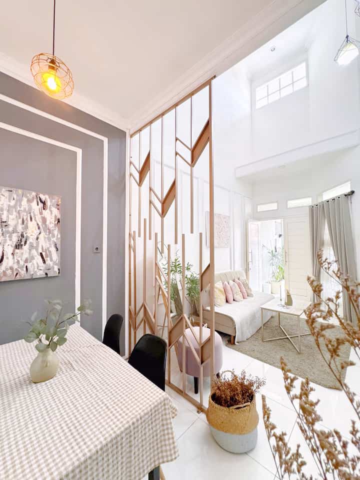 🌸 Open Space 🌸

Rumah yang luas tanahnya sekitar 75 meter persegi ini mengusung desain mezzanine dengan ruangan terbuka atau biasa disebut open space.
Kenapa kami memilih desain open space? Tentu karena untuk menonjolkan kesan yang lebih luas, tanpa sekat sama sekali, kecuali kamar tidur dan kamar mandi.
Ketika membuka pintu depan, hampir seluruh ruangan langsung terlihat.
Untuk memisahkan area livingroom dan dining room aku menggunakan partisi yang terbuat dari besi hollow custom di bengkel las dekat rumah, lalu dicat dengan warna bronze.
Partisi ini sengaja dibuat seperti ini untuk tetap memperlihatkan ruangan dari sela-selanya, jadi tetap terlihat open space.

#SofaMinimalis
#PlavonGypsum
#WarnaCatRumah
#WallDecor
#Cat
#RumahOpenSpace
#RumahTanpaSekat