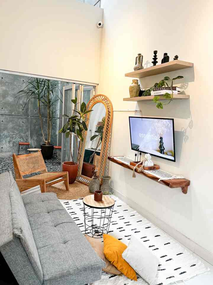Tv room yg sllu menjadi ruang kumpul bersama klaurga . Dengan penambhan karpet baru , elemen di ruang ini makin menyatu dengan tema white &wood. 
#tvroomdesign #dekorasiruangtv #homedecorinspo #sofaruangtamu #sofaminimalis #japandistyle #openspaceroom 