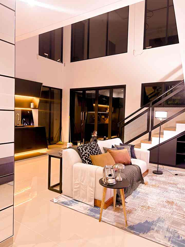 Setuju gak sih kalau rumah open space ditambah dengan kaca besar bikin rumah terlihat makin luas? 🤩
•
Rumah bujangan menggabungkan konsep open space, void tinggi dan kaca besar yang membuat area livingroom dan dapur bersih tampak makin luas ✨

#kitchenset #kitchensetminimalis #sofa #tempattissue #vas #mejabulat #kulkas #kulkassidebyside #RumahOpenSpace #RumahTanpaSekat #sofaminimalis