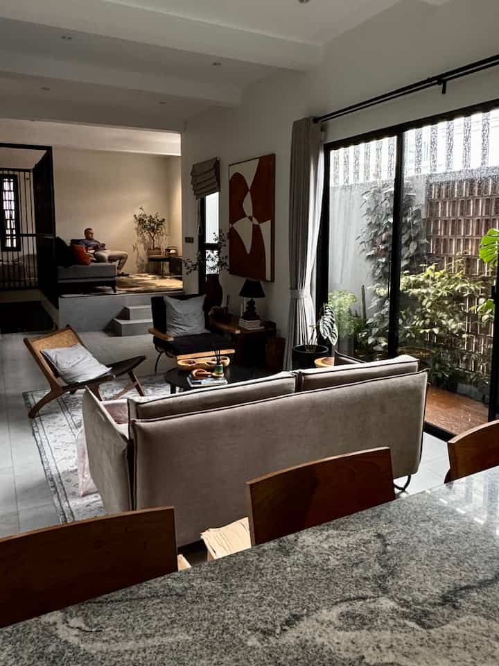 Open Space salahsatu desain rumah yang kami usung, tidak ada foyer ataupun ruang tamu, masuk langsung terlihat semuanya full jelas dan membuat ruangan menjadi lebih akrab karena semua terintegrasi 

#bumitimi #rumahopenspace #rumahtanpasekat #rumahopenplan #livingroom #rumahindustrial #lantaisemen