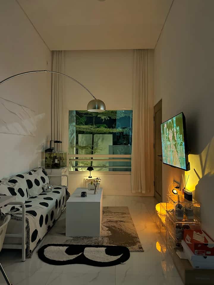 Night Vibes in Angka House ✨
-
Suasana yang kita idamkan disuatu rumah pada malam hari adalah warm looks, untuk menciptakan suasana hangat kita menggunakan beberapa element seperti lampu” kecil ( donut lamp, sunset lamp, bloom lamp , digital alarm with lamp ) 
-
untuk menambah kesyahduan kita membuka jendela besar untuk melihat pemandangan langit luar 🥰 


#Homedecor #nightvibes #nightview #lamputidur #lampumeja #lampuredup #lampuruangtamu #lampubaca #angkahouse #dekorasimalam #livingroom 