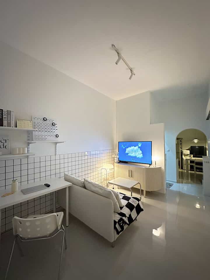 Night mode dari Livingroom OpenSpace🛋️
- Meskipun dengan luas terbatas, livingroom mungil ini ternyata jadi lebih maksimal dengan menambahkan area workspace di sebelahnya.
- Sedikit tricky, maka harus mempertimbangkan dengan ukuran furniturenya sebelum memutuskan untuk menggabungkan konsep open space ini.
-
💡Tips:
• jika ruangan terbatas: wajib ukur secara detail apapun furniture yg akan dibeli, supaya tetap muat & adjustable ketika ingin dipindah-pindahkan.
-
#mejaminimalis #sofaminimalis #wallpaperdinding #stikerdinding #coffeetable #rumahopenspace #rumahtanpasekat #rumahminimalis #rumahdeveloper #tinyhouse #rumahmungil #inspirasiruangtamu #livingroom 