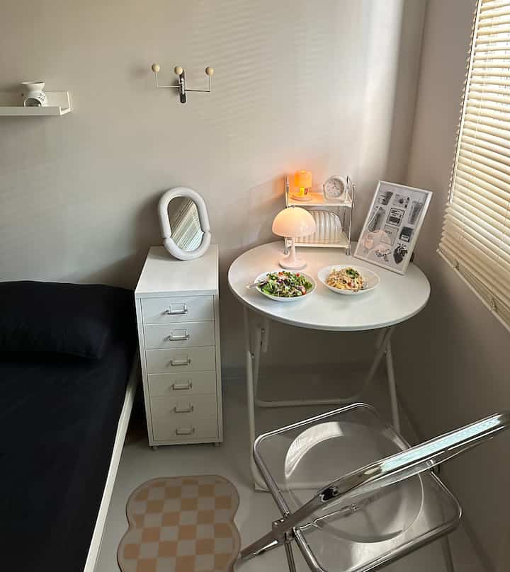 Spot makan mungil di sebelah tempat tidur, why not? 🥗🥙🍜✨
#mejaportable #mejalipat #kursilipat #kursitransparan #laciminimalis #piringestetik #kacaestetik #bedroom #diningroom #inspirasikamar #bedroominspo