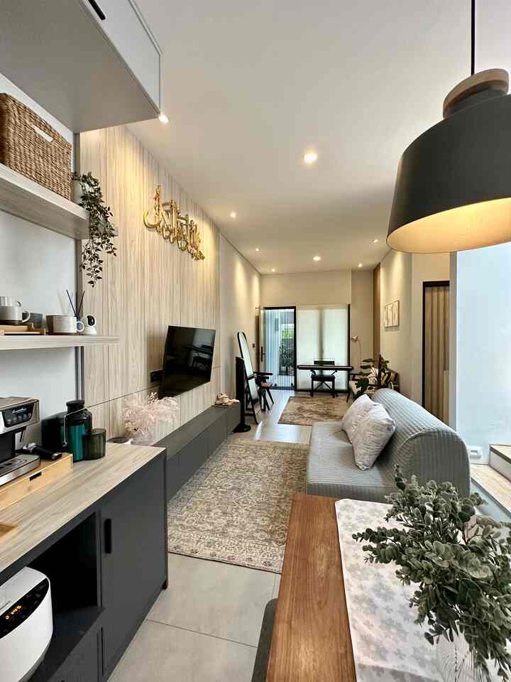 Rumah Tanah 72 terasa luas ✨
Rumah ku tanahnya cuma 72 dengan lebar 6m dan panjang 12m
Salah satu cara supaya terlihat luas dan terasa nyaman dengan cara menerapkan konsep open space pada rumah.
Konsep open space dirumah diterapkan di lantai 1, dimana livingroom gabung dengan ruang TV, dining dan kitchen. Jadi tidak ada sekat antara ruangan yang satu dengan yang lain.
Tertarik dengan rumah konsep ini???
#ruangterbatas
#ruangcompact
#modernindustrial
#warnacatrumah
#rumahopenspace
#rumah72m2
#homestyling
#homedecor
#homestagram 
#rumahtanpasekat