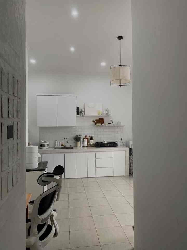 Open space kitchen area, dining area, dan workspace. Untuk dining area yang letaknya ditengah antara kitchen dan workspace ini masih on progress jadi belum ada meja makannya 😅 total luas area nya sekitar 20m2. Sebelumnya area ini hanya lahan kosong dengan dapur darurat lalu kami renovasi menjadi sekarang. Dari dapur juga ada akses untuk ke service room.
 

#lampuruangmakan #lampugantung #kursikerja #kitchensetputih #ruangterbatas #ruangcompact 
