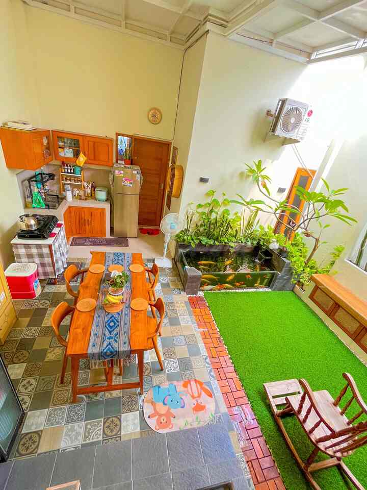 Konsep ruang makan terbuka dengan view taman dan kolam ikan menjadikan suasana makan serasa piknik dan alami.

#kitchenset #ruangmakan #diningroom #rumputsintesis #parkitlantaikayu #rotan #kursijati #mejamakan #keramikvintage #catrumah #jotun #rumahopenspace #rumahtanpasekat #ruanganopenspace