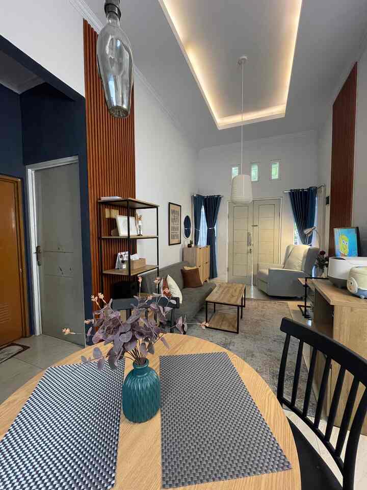 Open space with functional zoning ✨

Open space areas like this feel neater and more structured thanks to the use of carpets to differentiate the dining room and living room zones. Carpets in the living room area provide visual boundaries while creating a cozy feel for a place to relax.

Tip: If you have an open space, use elements like carpets or different lighting to differentiate the function of each area without having to build physical partitions!

Open space team, have you tried these tips? Share your experiences in the comments column! 💬

#MinimalistDiningTable #SofaBed #WarnaCatRumah #KarpetMinimalis #RakKayuBesi #IndustrialJapandi #RumahOpenSpace #RumahTanpaSekat