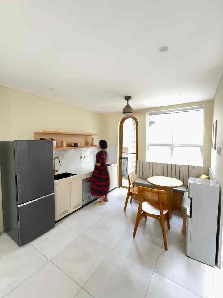 Dari awal design kami memang sudah menginginkan ruang dapur dan meja makan mungil kami dijadikan satu. Pertimbangannya agar tidak ada ruangan yg terbuang dan memudahkan mobilitas di dapur.

Selain tempat makan, breakfast nook di pojok ini berguna sebagai tempat wfh sekaligus sekedar bercengkrama bersama keluarga. 

#KitchenSetMinimalis #KeramikRoman60x60
#WarnaCatRumah #CeilingFan #KulkasHitachi #KursiJepara #Quadra #RumahOpenSpace #RumahTanpaSekat