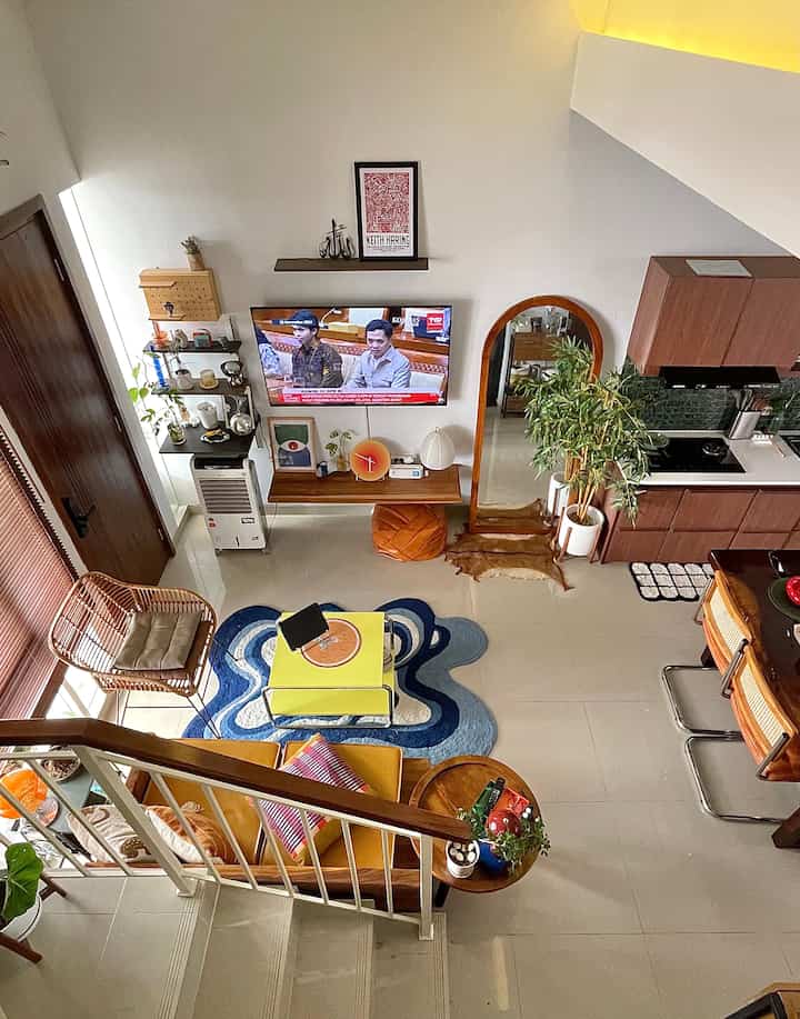 Rumah Tanpa Sekat Ruang 🛋️🍽️

Rumah kecil bukanlah halangan buat saya untuk tetap nenyalurkan hobi menata ruang dan mendekorasi rumah. Tanpa terhalang sekat, dinding living room menyatu dengan kitchen langsung. Tetap fungsional karena akses untuk aktivitas nonton sambil masak terasa dekat. Apalagi dalam beberes rumah lebih simple.

Tapi bagi kami yg tinggal, ruangan ini tidak terasa sempit karna saya membagi ruang sesuai porsinya, tidak memaksakan furnitur atau barang terlalu besar seperti sofa cukup 2 seater, side table berbentuk bulat, memanfaatkan lemari es di bawah tangga, dan ada cermin sebagai area transisi sehingga jarak antar ruang living & kitchen dinning masih terasa lega. So, rumah Open space jadi pilihan teman-teman ga buat menata ruang lebih nyaman untuk ditinggali?

Semoga menginspirasi 🫶 ✨📺🛋️🪞🪩🍽️✨

#RumahOpenSpace #RumahTanpaSekat #rakambalan #ambalankayu #sofakayu #mejajatibulat #sidetable #pohonbambuartificial #pohonplastik #pohonbambu #karpetkulithewan #karpetbuluhewan #kursimakanstainless #beanstool #posterdinding #openspace 