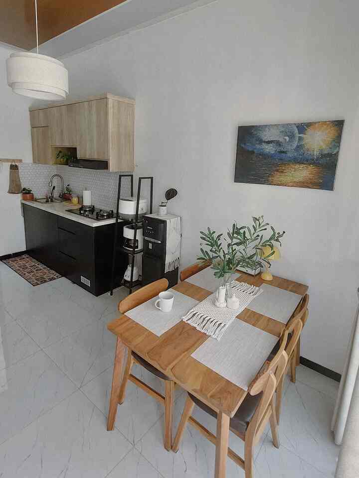 Konsep open space rumah 60m2 ✨

Design interior yang minim sekat atau openspace sengaja kami pilih agar menciptakan kesan luas dengan area yang terbatas. Area utama, area tamu dan area makan sengaja kami gabungkan tanpa dinding pembatas, pencahayaan alami yang maksimal dengan mengunakan jendela di beberapa sudut juga dipertimbangkan untuk memperkuat kesan luas dan bersih. Dengan menerapkan beberapa hal tersebut keuntungan yang didapat ruangaan terasa lebih lega, interaksi antar penghuni jadi lebih mudah dan intimate dan sirkulasi udara pun terasa lebih baik. 

 #kitchenset #dinningset #lampugantung #lampuhias #komportanam #mejamakan #karpetdapur #keransink #rakbesi #RumahOpenSpace #RumahTanpaSekat