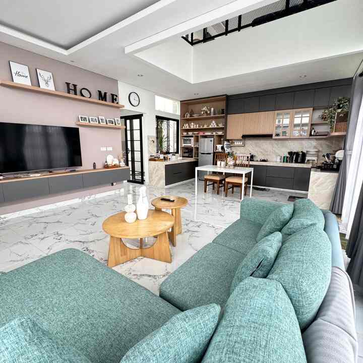 Salah satu kunci ruangan terlihat luas adalah dengan menerapkan konsep open space pada rumah. Sehingga meminimalisir sekat pada rumah. Umumnya ruangan yang biasa di gabung adalah area kitchen dan living room, yang memberikan kesan homie, mempermudan komunikasi antar keluarga yang sedang berada di kichen dan living room. 
.
#kitchenset #sofaminimalis #kitchensetminimalis #rumahopenspace #rumahtanpasekat #openspace #livingroom #kitchen #ruangopenspace