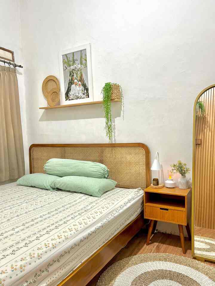 Mungil tapi kami usahakan nyaman, tetap dengan menggunakan cat berwarna terang agar terkesan luas dan memberikan sedikit dekorasi agat terlihat menarik.

#KamarTidur #Cat #DaunJuntai #DipanRotan #StandingMirror #RugEcengGondok #CandleWarmer #KamarTidurMungil 

