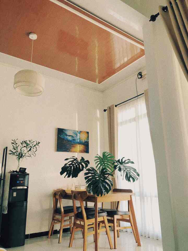 
Dinning room sebagai area multifungsi ✨

Area dinning room sebagai area multifungsi dapat digunakan untuk berbagai aktivitas selain makan. 

Banyak hal yang kami lalukan disini seperti menjadikannua area bekerja, belajar anak, atau hanya sekedar ruang santai untuk membaca buku dan melakukan hobi lainnya. 

Ini lah dua mood yang tercipta dari area dinning room, ketika pagi hari dan sore hari menjelang malam. Karena keterbatasan bangunannyang kecil area dinning room dapat menjadi tempat yang lebih fungsional tanpa mengurangi keindahan estetikanya. ✨

#gordenminimalist #mejajepara #tablelamp #lampugantung #coastermacrame #tanamanartificial #dispenser #pvcplafonglossy