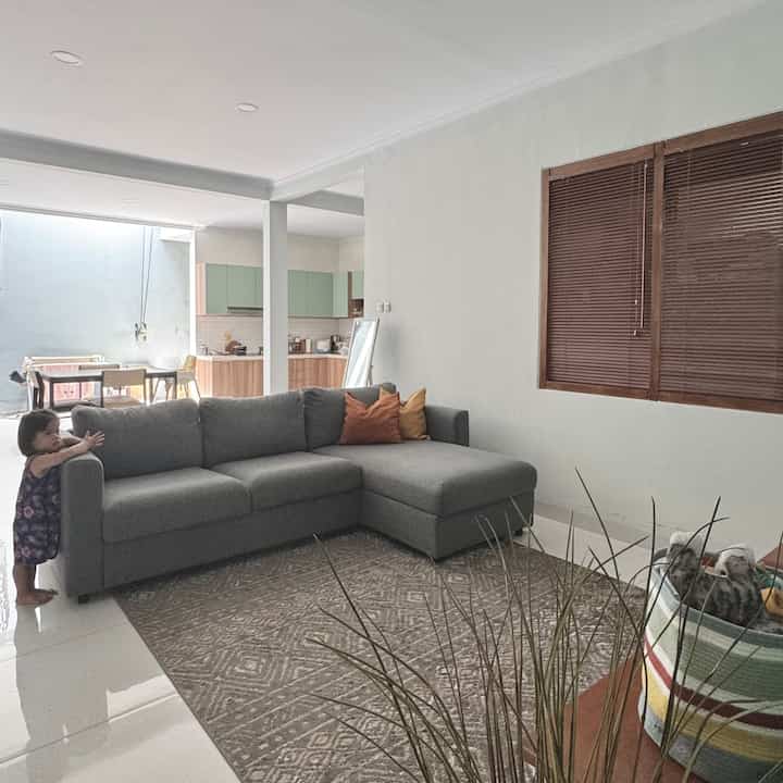 open space living room, kitchen and dining 🛋️👩‍🍳🍜 

mengisi rumah lama tentunya sedikit renovasi dengan menghilangkan sekat agar rumah terlihat lebih luas ✨

akhirnya, memilih furnitur yg minimalis & fungsional adalah jalan ninja agar rumah tidak penuh sesak seperti sebelumnya (rumah lama penuh barang) — pelan-pelan kami mengganti barang lama menjadi baru, estetik & fungsional.

Selamat bertumbuh 🫶🏻
#sofa3dudukan #sofa3seater #woodenblind #kitchenset #rakkabinet #tanamanartificial #turntable #lampumeja #jamdinding #rumahopenspace #rumahtanpasekat