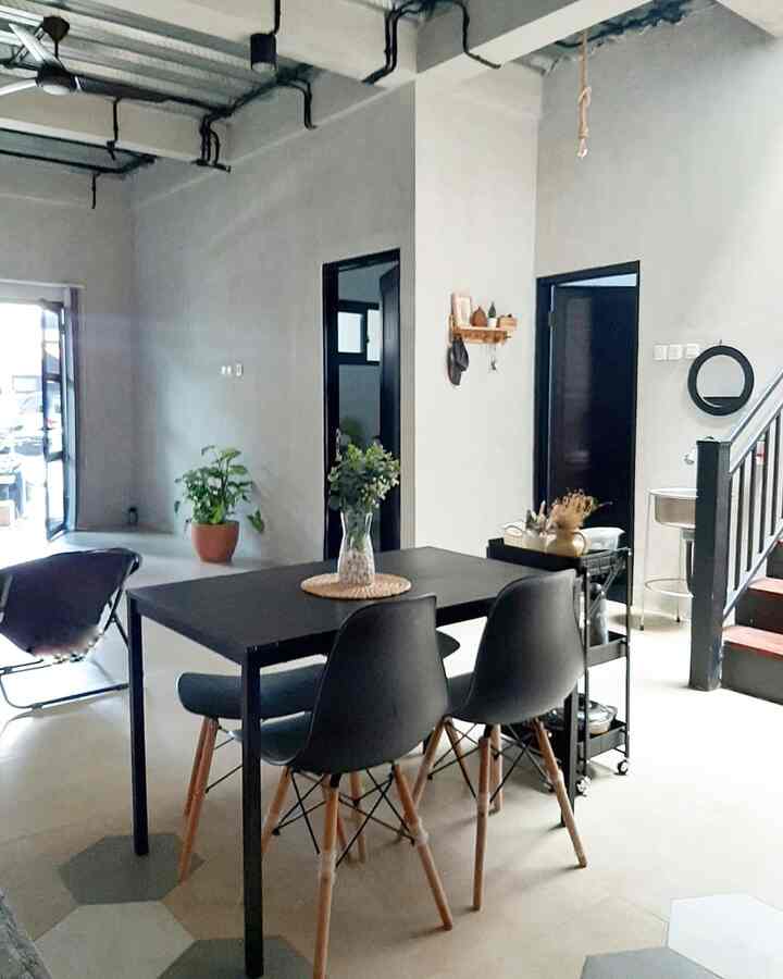 Salah satu menyiasati rumah dengan ukuran tanah terbatas adalah dengan memilih open space, karna dengan tidak ada banyaknya sekat atau dinding rumah terlihat luas lapang & terang apalagi klo plafondnya cukup tinggi & pemilihan furniture yg tepat 


#Rumahindustrial #Dindingexpose #Ceilingtanpaplafond #Rumahopenspace #Rumahtanpasekat