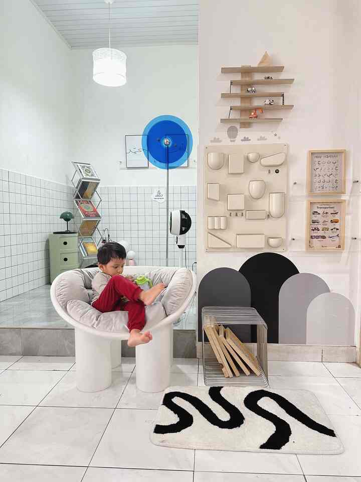 Ruang Belajar Anak di ruangan terbatas bisa banget 🥰. 
Memaksimalkan dinding yang ada antara Musholla dan Ruang Tidur terdapat dinding dengan lebar hanya 1 meter. Dekorasi yang dipakai menunjang untuk anak belajar seperti poster edukasi, wallpocket untuk menyimpan alat tulis, rak dinding mainan, mej cube besi, ambalan akrilik, dan wallpaper dinding lucu, keset estetik yang nyaman misal saat anak bermain di lantai membuat anak semangat belajar. 
#RuangBelajar #RuangAnak #InspirasiRuangBelajar #DekorasiDinding #KursiEstetik #AmbalanAkrilik #PosterEdukasiAnak #StandingLamp #AmbalanMainan #MejaEstetik #KesetKaki #Rug #WallpaperDinding #WallPocket #Ohouseseason9 #ummaHaus #ummaarrayyan #RuangBelajarMinimalis