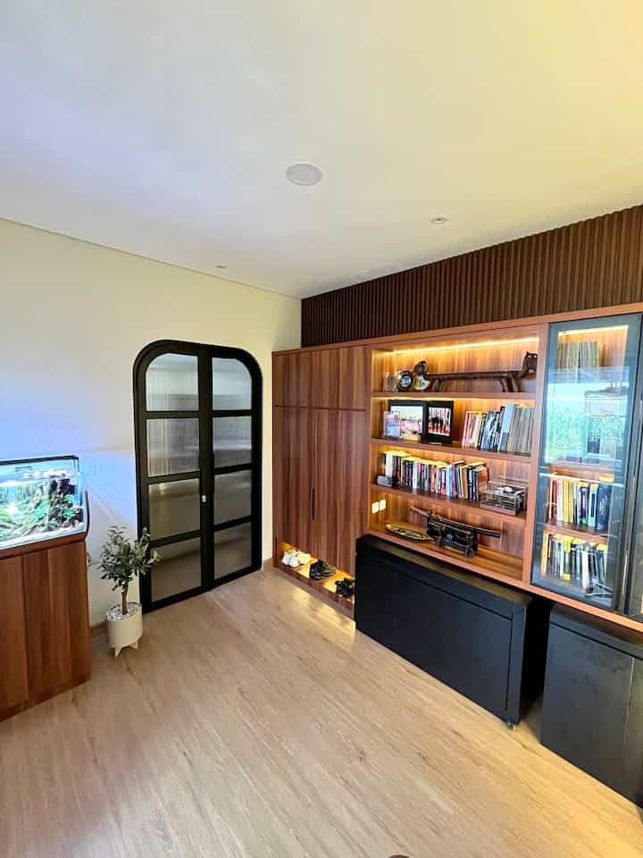 Setelah pandemi kami berfikir untuk membuat working space yang nyaman untuk suami, meja kerja yang bisa dibuka dan ditutup ke dalam kabinet buku membuat ruangan ini fungsional #workingspace #ruangkerja #vinyllantai #wallpanel #rakbuku