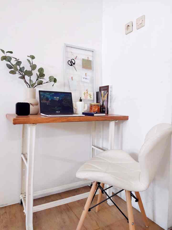 🌸 Work Space 🌸

Meja kerja yang masih sangat sederhana.
Ini tuh mejanya DIY dari meja mesin jahit yang udah gak terpakai, terus kakinya aku cat putih dan top tablenya pakai wallpaper murah aja, ehehehe.
Ada tempat alat tulis yang sebenernya itu vas bunga mini bentuk kaktus, wire grid untuk menggantung kertas to do list atau barang-barang kecil dan foto, cemilan biar gak bosen, reed diffuser supaya lebih nyaman, juga dihias dengan dummy book dan vas dengan daun artifisialnya.
Kursinya aku pilih kursi bentuknya cukup lucu dan agak empuk, supaya nyaman tapi tetap enak dipandang, ehehehe.
Kita bisa lho memanfaatkan barang yang udah gak terpakai jadi lebih berguna, supaya barang-barang di rumah gak terlalu menumpuk, cuma modal cat dan wallpaper yang pastinya low budget ✨

#WorkSpace
#MejaKerja
#MejaBelajar
#KursiKerja
#WallpaperDinding
#CatDinding
#KursiAesthetic
#ArtificialPlant
#DummyBook
#WireGrid
#ReedDiffuser
#WorkingSpace
#HomeOffice